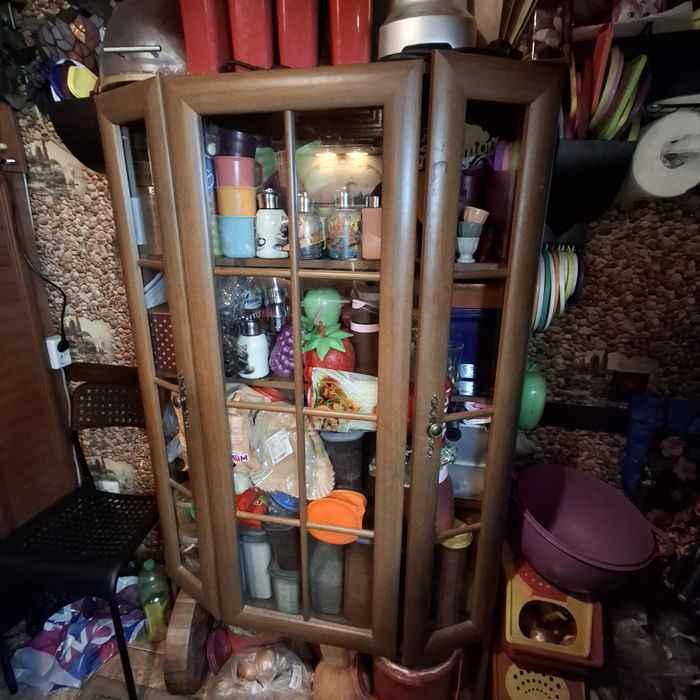 Продам шкаф- сервант