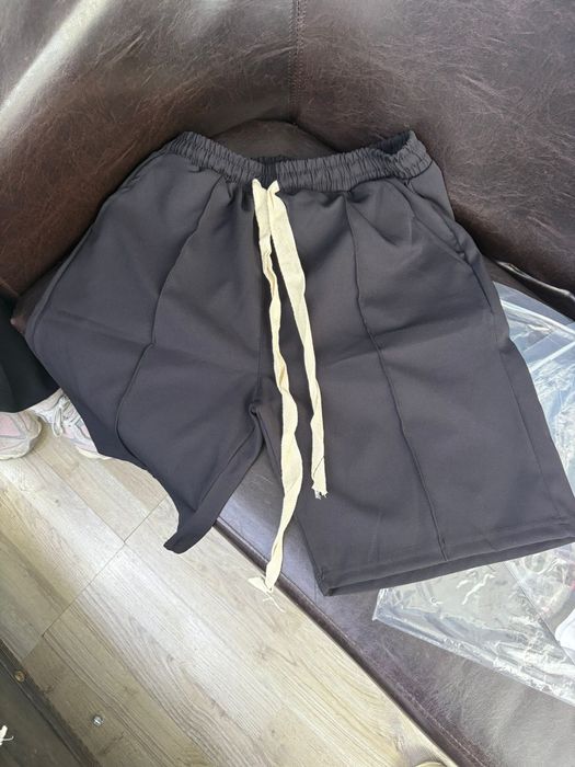 pantaloni scurti