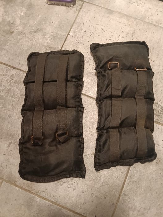 2 greutăți cu nisip pentru picioare. Amândouă la 20 lei.