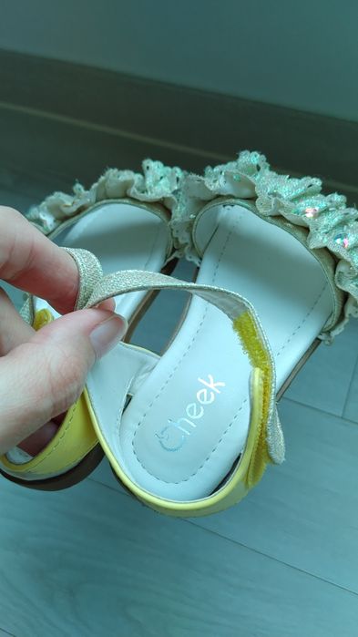 Продам босоножки Cheek
