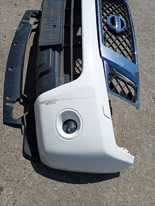 Bara fata completa cu proiectoare grile si spalator faruri Nissan Navara d40 facelift 2014 fara prinderi rupte sau alte probleme