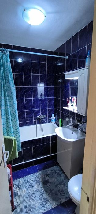 Vand apartament 2 camere + balcon, et. 3/4, zonă liniștită lângă școli și piață – Câmpina!