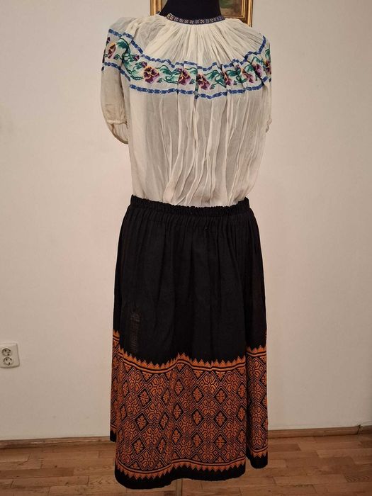 Costum traditional negru-portocaliu - Oltenia