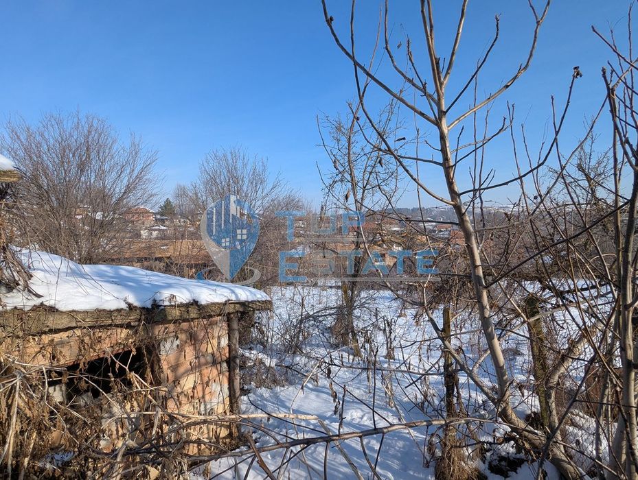 Двуетажна тухлена къща с голям двор в село Копривец, област Русе