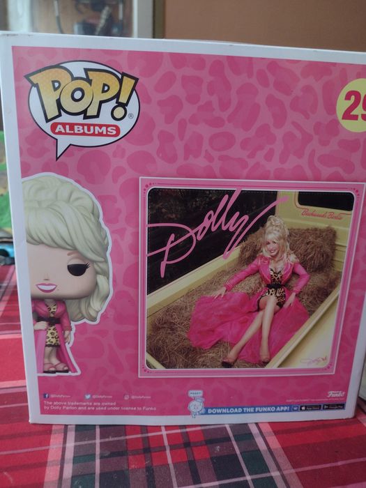 Funko pop Dolly Parton и One piece funko pops
