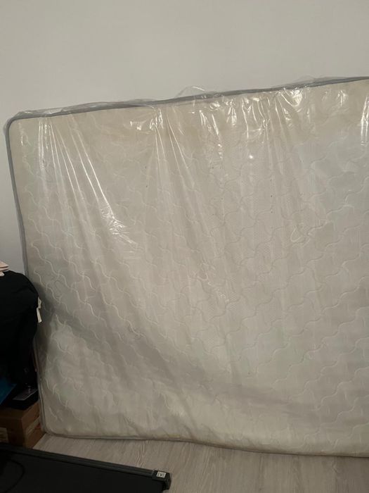 Продам матрас белый