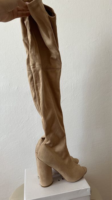 Cizme lungi peste genunchi