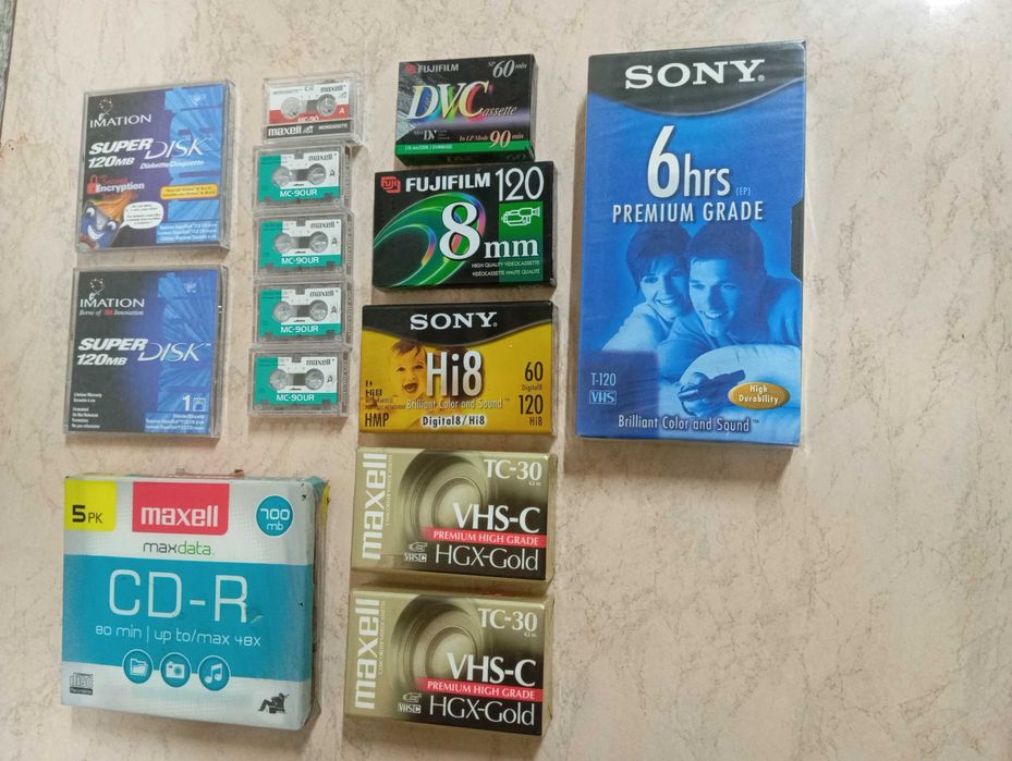 Продам а/кассеты и в/кассеты для записи на в/камеру.