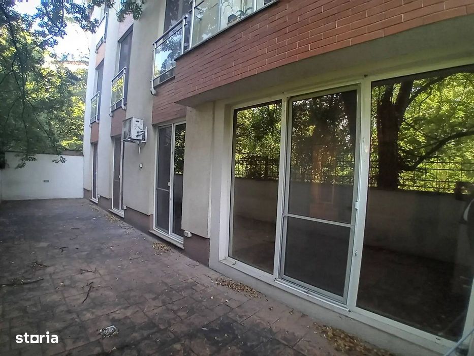 Parter cu terasă de 44 mp în Victoriei, 4 camere