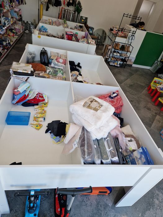 Vând rafturi metalice magazin coșuri de depozitare și recepție