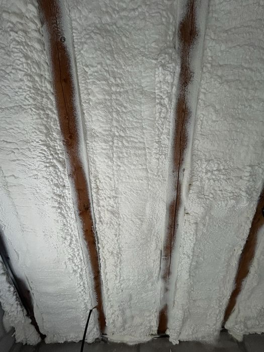 Izolații cu spuma poliuretanică premium-IZOMAX(hale,mansarde, tavane)