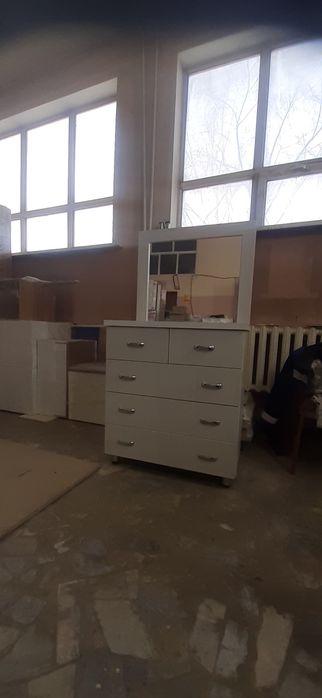 Продам комод с зеркалом