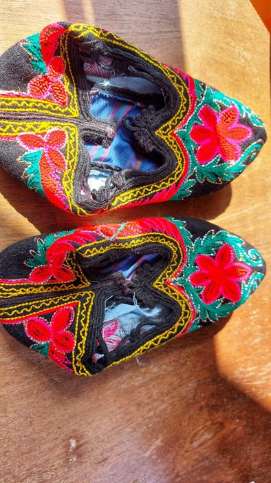 Бродирани родопски терлици