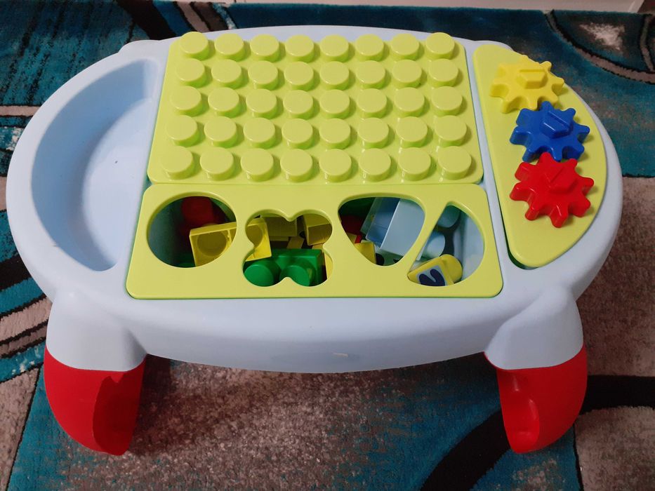 Vand masuta cu lego ptr copii de 1-3 ani in stare foarte buna