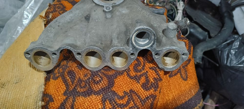 Продам впускной коллектор