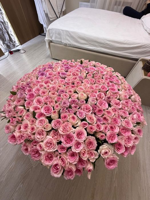 301 штук роз в корзине