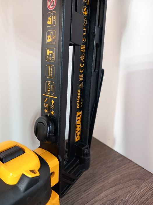 Vând pistol de cuie Dewalt