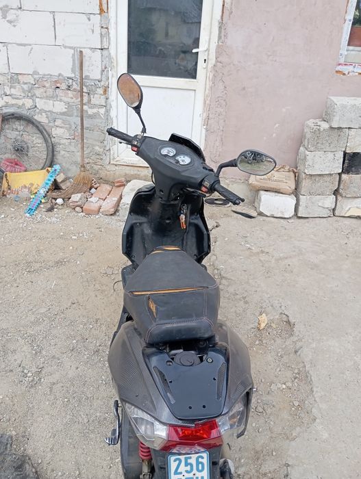 Vând scuter 80cc 2t de piese,sau dacă puneți set pe el e functional