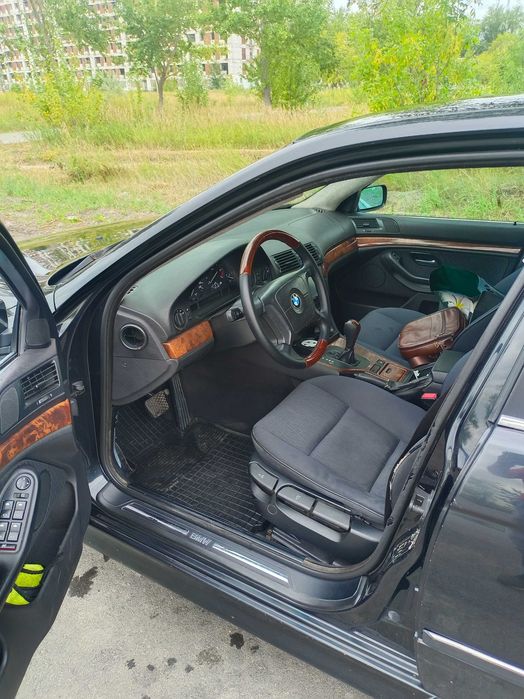 Автомобиль БМВ5 525i