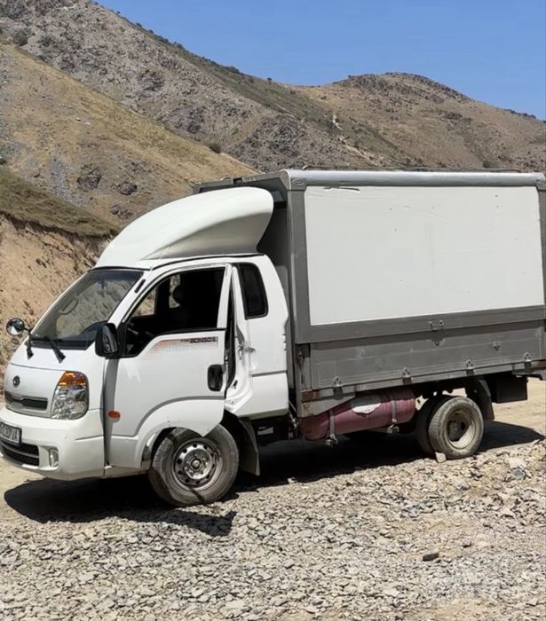 Kia bongo sotiladi