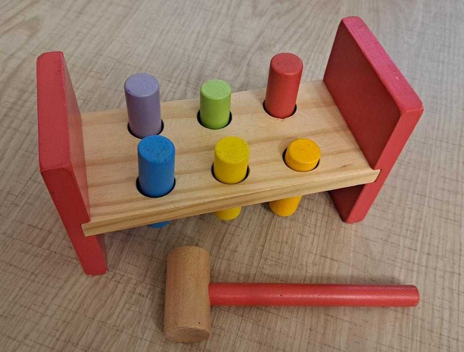 Joc cu ciocan si cuie din lemn