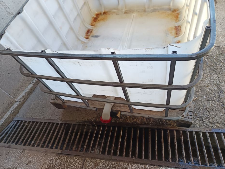 Съд за течности с отвор за източване