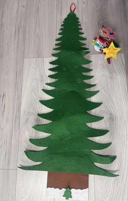 Brad fetru cu decoratiuni