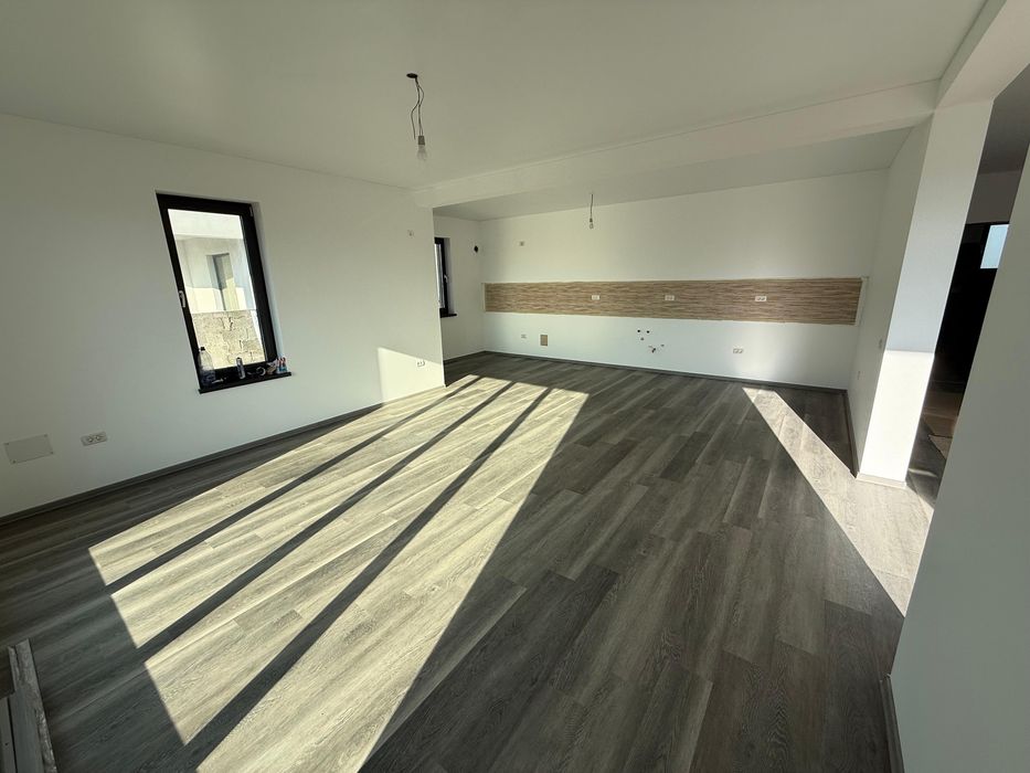 Vânzare Casă 4 Camere + Terasă - Eleganță și Confort