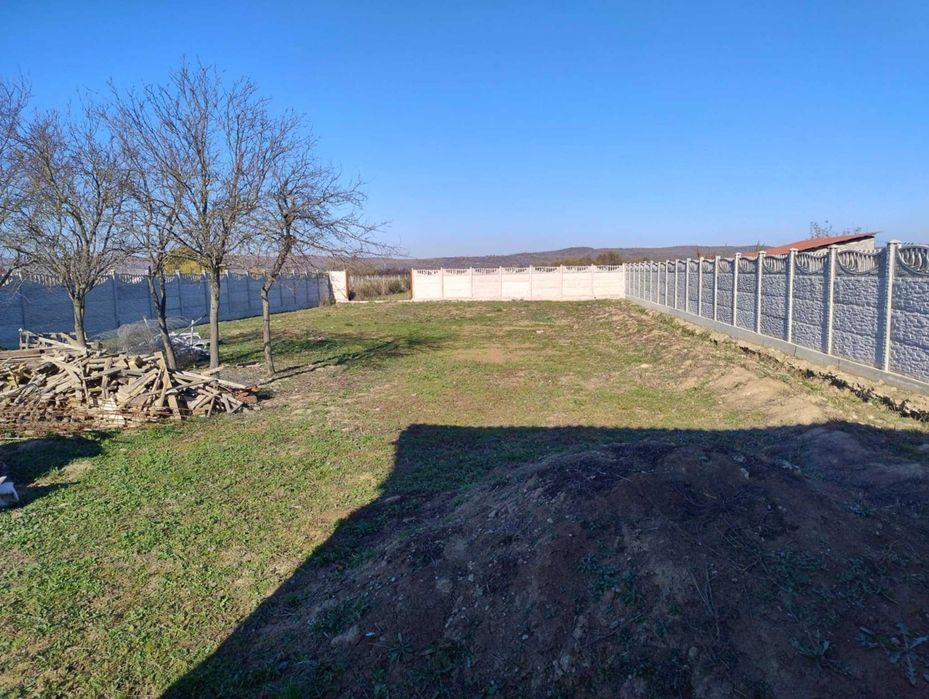 Casa rosu, teren 6000 mp intravilan