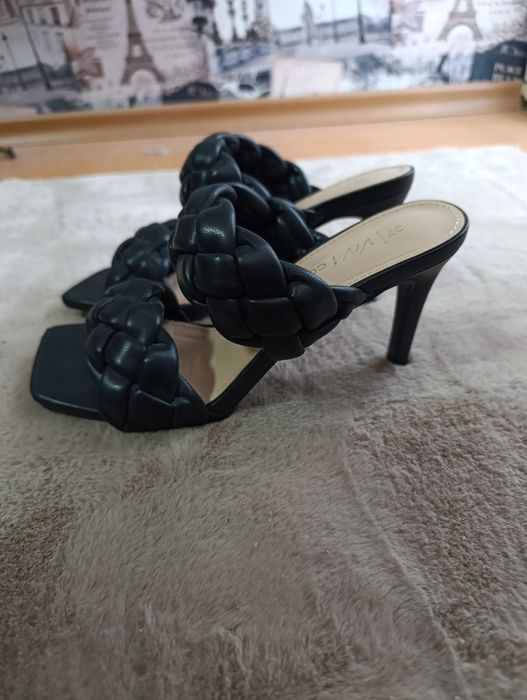 Черни сандали на ток