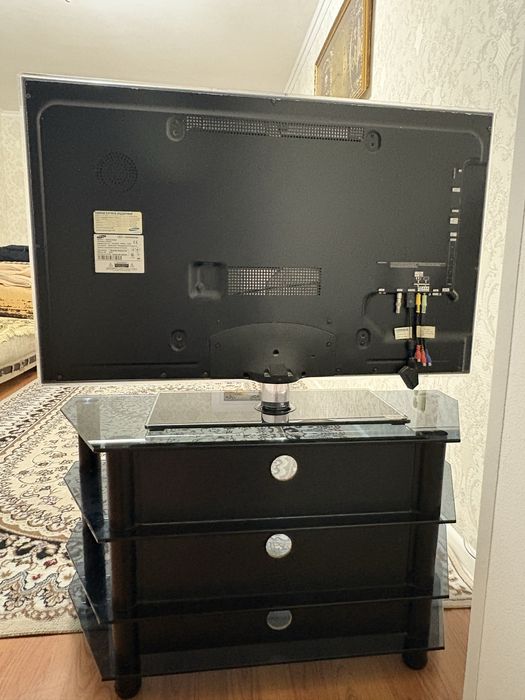 Телевизор с подставкой