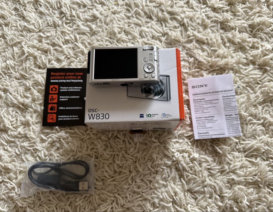 Camera compacta premium Sony w830 noua