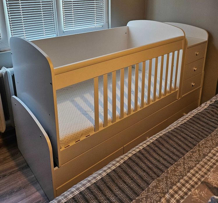 Дървена кошара с подвижен люлеещ механизъм, запазен матрак, обиколници