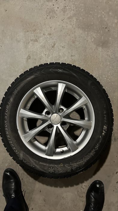 Продам зимнюю резину с дисками
