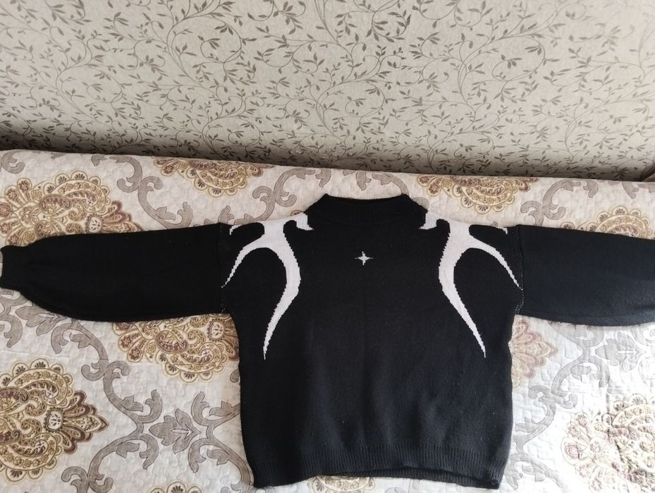 Продам черный свитер