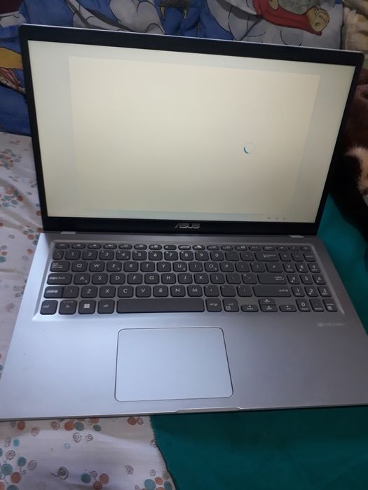 Laptop Asus  cu o mica problema