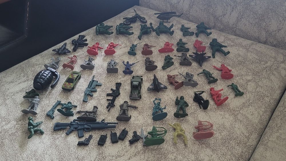 Продам набор игрушек солдатики.