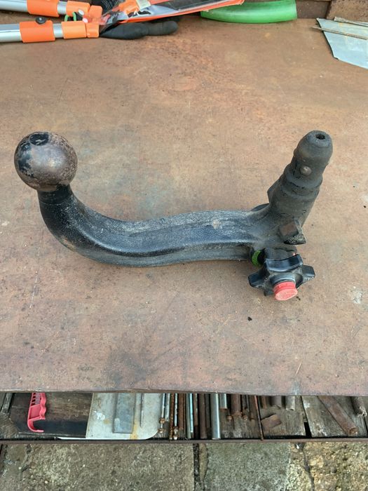 Vând- casetofon Auna si carlig de remorcare