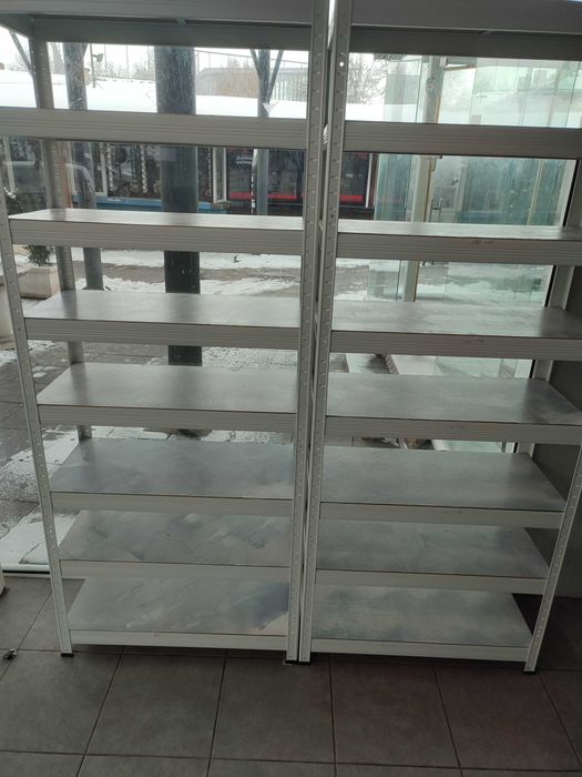 Метални стелажи в отлично състояние