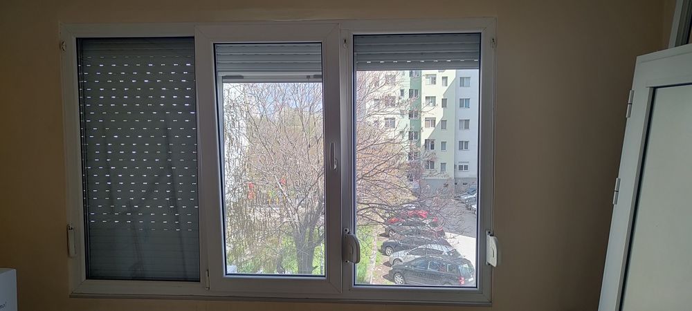 Продавам ПВС прозорец с външни пластмасови щори