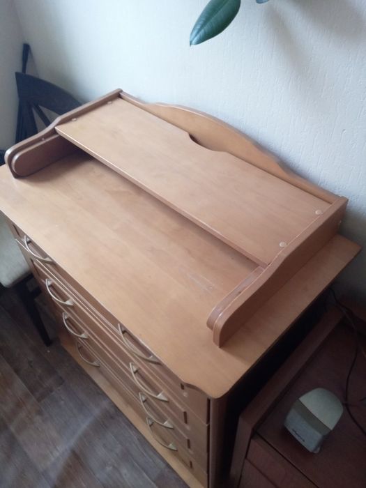 Продам комод с пелинальным столиком