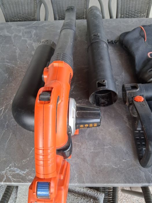 Vând  suflantă pe acumulator  Black  Decker și mașină de tuns gazon  Impos.