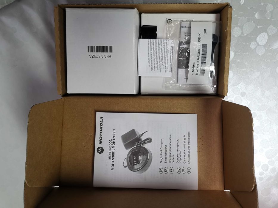 vand incarcator statie portabila MOTOROLA in cutia originala - NOU