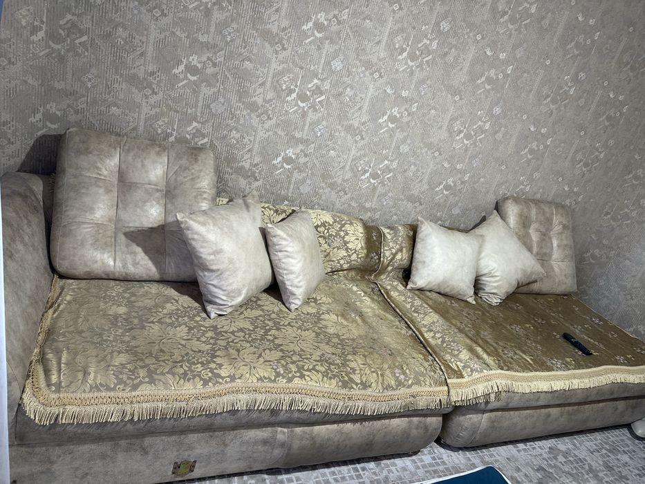 Продается диван с подушками