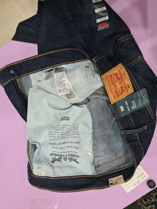 Джинсы и куртка Levi's.