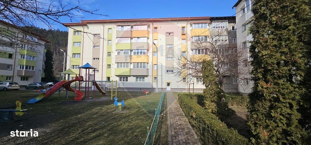 Apartament cu 4 camere de vânzare în Comănești/ Bacău.