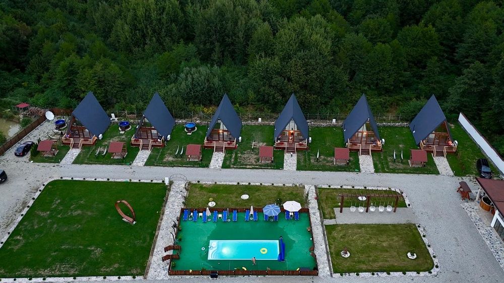 6 Cabane aframe 24 pers rezervare integrala pt Paște