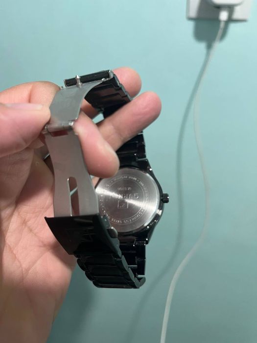 Curren klassik soat. Ko'rinishiga gap yoq. Ish va o'qishga zo'r ketadi