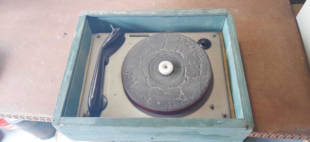 Ретро радиоапарат Респром АБ71Т и стар грамофон