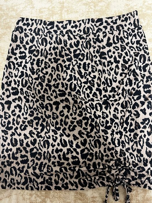 Поли с черно бял и тигров десен.